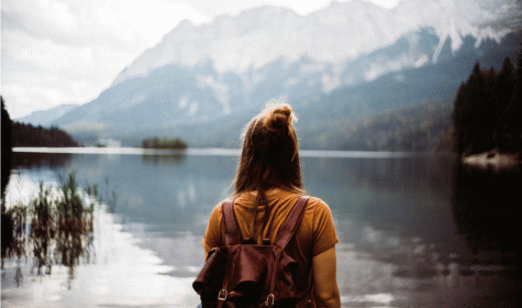 Frau vor Eibsee
