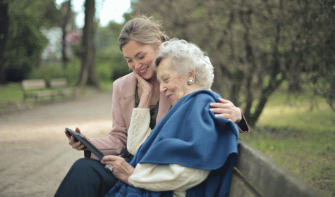 Enkelin mit Oma an einem Tablet