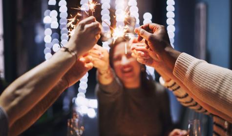 Personen mit Wunderkerzen