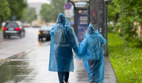 Menschen mit Regenplanen