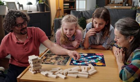 Familie beim Spielen